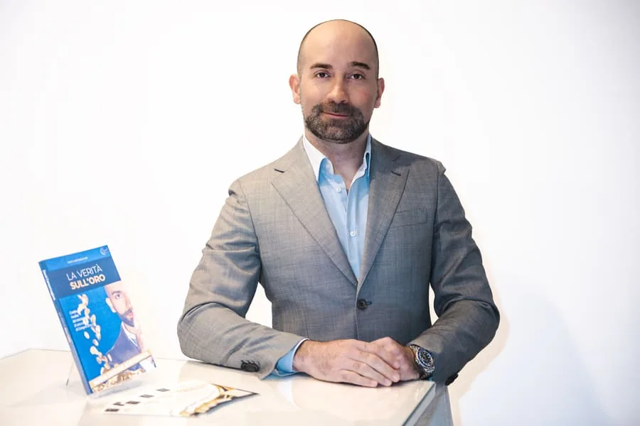 David Campomaggiore, fondatore OroEtic, con il suo libro